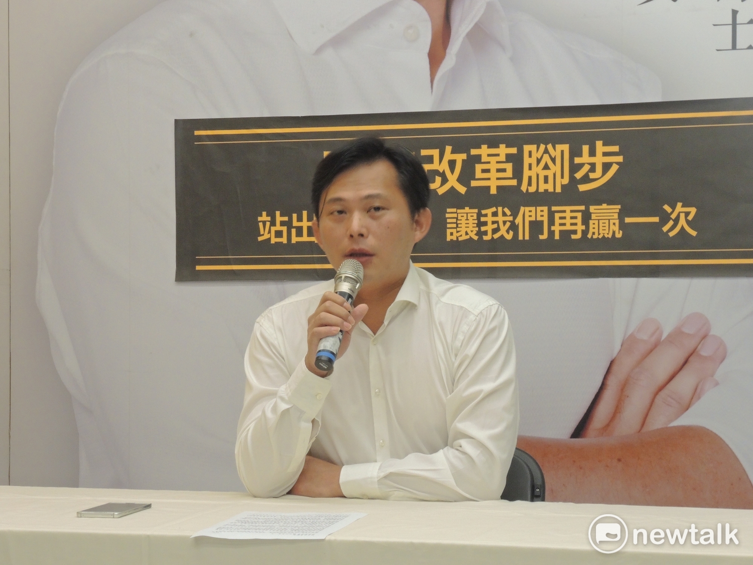 黃國昌與支持選民握手。 黃國昌與支持選民握手。