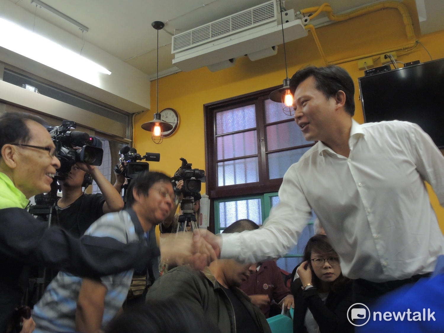 黃國昌與支持選民握手。 黃國昌與支持選民握手。