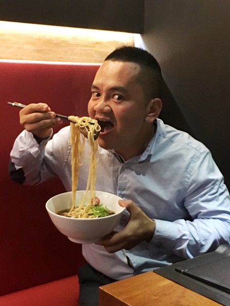 擁有20年主廚資歷的越南雜誌總監武定國大啖台灣經典美食牛肉麵,表示台灣美食非常有吸引力,也想回國開牛肉麵餐廳。 圖:台北市觀光傳播局/提供 擁有20年主廚資歷的越南雜誌總監武定國大啖台灣經典美食牛肉麵,表示台灣美食非常有吸引力,也想回國開牛肉麵餐廳。 圖:台北市觀光傳播局/提供