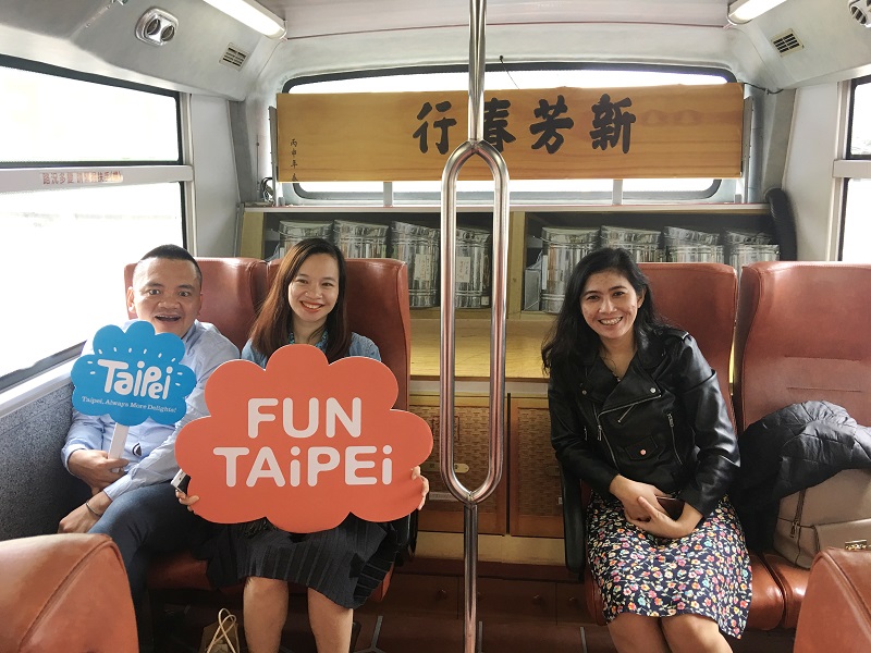 舊城公車綠17線以以茶行、布行、中藥行三種主題裝潢。 圖:台北市觀光傳播局/提供 舊城公車綠17線以以茶行、布行、中藥行三種主題裝潢。 圖:台北市觀光傳播局/提供