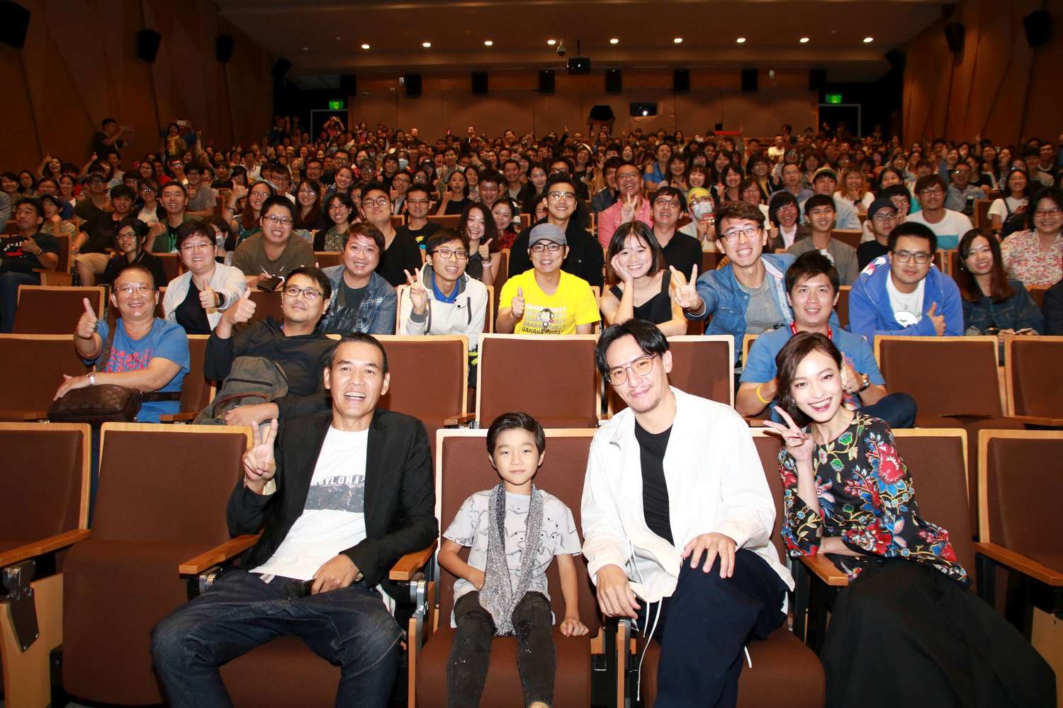 高雄電影節開幕片《龍先生》導演SABU及張震等演員於映後和觀眾合影留念。 高雄電影節開幕片《龍先生》導演SABU及張震等演員於映後和觀眾合影留念。