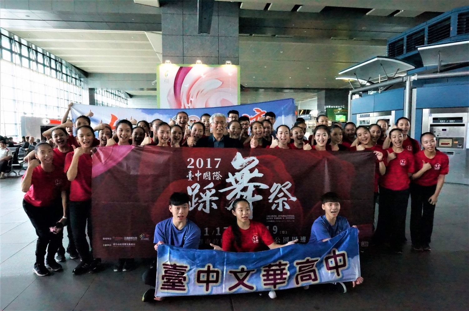 文華高中學生在高鐵台中站快閃演出。 文華高中學生在高鐵台中站快閃演出。
