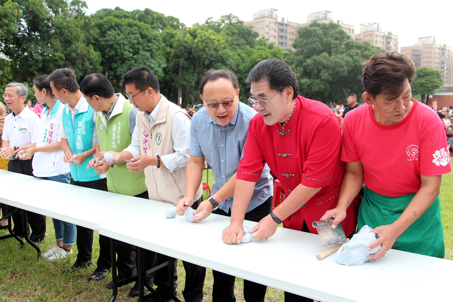 高雄市眷村文化節舉辦「千人揉饅頭」活動,現場氣氛歡樂融洽。 圖:高雄市政府/提供 高雄市眷村文化節舉辦「千人揉饅頭」活動,現場氣氛歡樂融洽。 圖:高雄市政府/提供