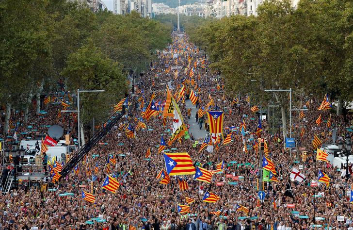 普伊格蒙特(Carles Puigdemont)領導的加泰自治區政府,與支持獨立的群眾走上街頭示威,要求西班牙政府釋放兩位遭到逮捕的獨立運動領袖。 普伊格蒙特(Carles Puigdemont)領導的加泰自治區政府,與支持獨立的群眾走上街頭示威,要求西班牙政府釋放兩位遭到逮捕的獨立運動領袖。