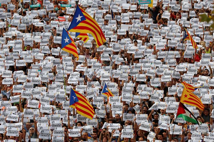 普伊格蒙特(Carles Puigdemont)領導的加泰自治區政府,與支持獨立的群眾走上街頭示威,要求西班牙政府釋放兩位遭到逮捕的獨立運動領袖。 普伊格蒙特(Carles Puigdemont)領導的加泰自治區政府,與支持獨立的群眾走上街頭示威,要求西班牙政府釋放兩位遭到逮捕的獨立運動領袖。