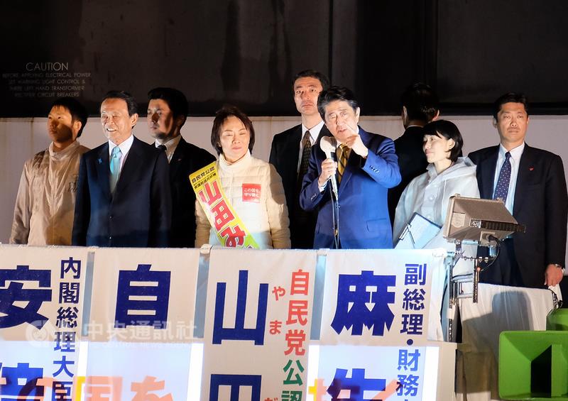 自民黨總裁安倍晉三(前排右2)21日晚間在東京秋葉原站前廣場,進行眾議院大選前最後演說。 自民黨總裁安倍晉三(前排右2)21日晚間在東京秋葉原站前廣場,進行眾議院大選前最後演說。