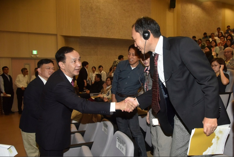 新北市長朱立倫感謝國內外學者專家、文化工作者及居民一起參與、分享世界遺產保存的經驗。 圖:翻攝自新北市官網 新北市長朱立倫感謝國內外學者專家、文化工作者及居民一起參與、分享世界遺產保存的經驗。 圖:翻攝自新北市官網