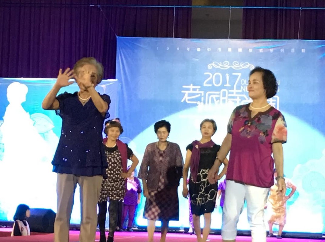平均年齡70歲以上的阿公阿嬤散發自信光彩,穿著流行服裝,化身為模特兒。 圖:台中市政府/提供 平均年齡70歲以上的阿公阿嬤散發自信光彩,穿著流行服裝,化身為模特兒。 圖:台中市政府/提供