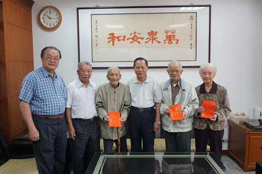 萬和宮董事長蕭清杰(右三)親自致贈敬老禮金。 萬和宮董事長蕭清杰(右三)親自致贈敬老禮金。