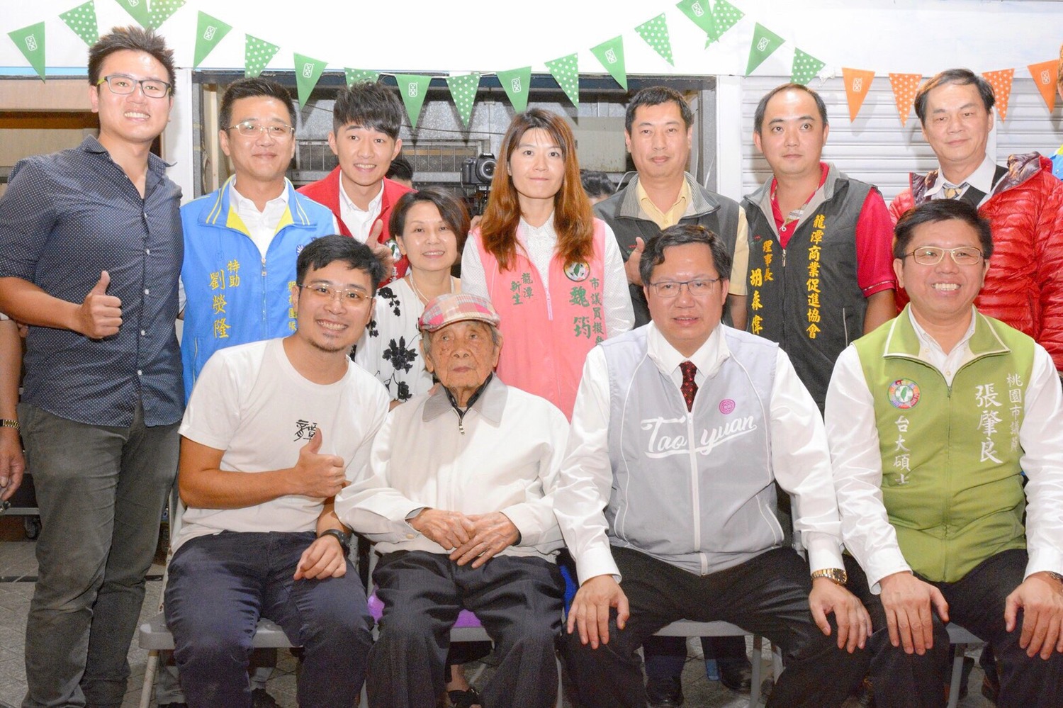 今日包括台灣文學之母鍾肇政、桃園市議員張肇良、市府副秘書長邱俊銘、青年局長陳家濬、民政局長湯蕙禎、研考會主委詹賀舜、龍潭區長鄧昱綵等,均共同出席該活動。 圖:翻攝桃園市政府官網 今日包括台灣文學之母鍾肇政、桃園市議員張肇良、市府副秘書長邱俊銘、青年局長陳家濬、民政局長湯蕙禎、研考會主委詹賀舜、龍潭區長鄧昱綵等,均共同出席該活動。 圖:翻攝桃園市政府官網