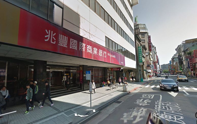 兆豐銀行今(5)日宣布將透過兆豐文教基金會舉行第一屆「兆豐銀行盃電競大賽」,並祭出高達60萬元的總獎金吸引年輕人報名。 兆豐銀行今(5)日宣布將透過兆豐文教基金會舉行第一屆「兆豐銀行盃電競大賽」,並祭出高達60萬元的總獎金吸引年輕人報名。