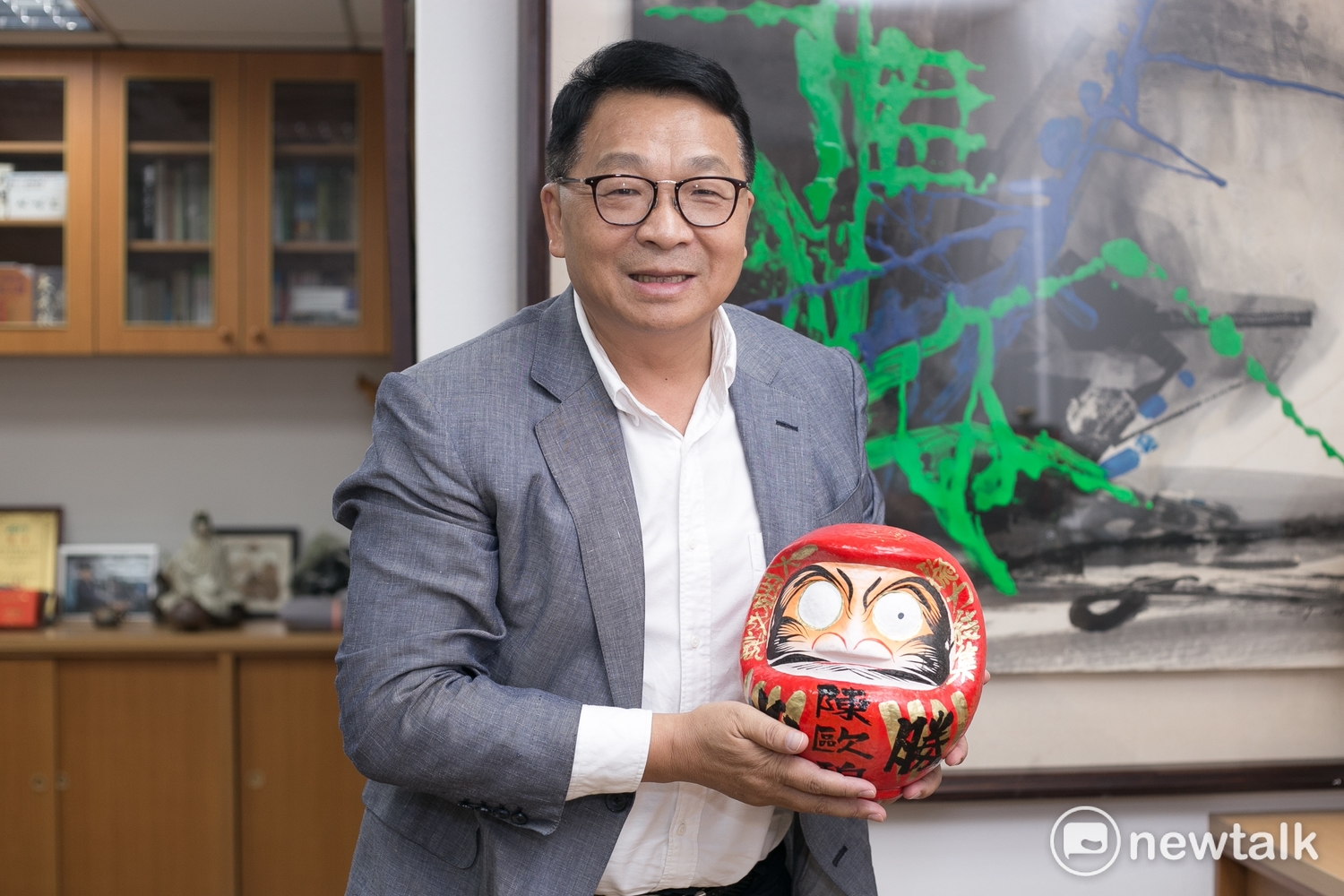 民進黨立委陳歐珀一旦通過黨內初選提名,正式參選宜蘭縣長,才會「畫龍點睛」,把手上玩偶另一隻眼睛補上去。 圖:李佳純/攝 民進黨立委陳歐珀一旦通過黨內初選提名,正式參選宜蘭縣長,才會「畫龍點睛」,把手上玩偶另一隻眼睛補上去。 圖:李佳純/攝