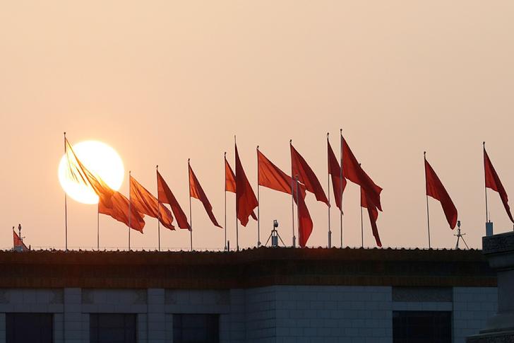 十九大閉幕前,外國媒體捕捉到的人民大會堂上空夕陽餘暉。 圖:達志影像/路透社 十九大閉幕前,外國媒體捕捉到的人民大會堂上空夕陽餘暉。 圖:達志影像/路透社