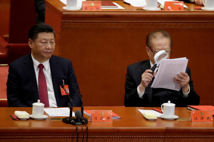 前總書記江澤民(右)的放大鏡,在開幕式和閉幕式這兩天非常搶鏡。要看「習老弟」如願 「登基」、「加冕」,怎能沒有它們? 圖:達志影像/路透社 前總書記江澤民(右)的放大鏡,在開幕式和閉幕式這兩天非常搶鏡。要看「習老弟」如願 「登基」、「加冕」,怎能沒有它們? 圖:達志影像/路透社