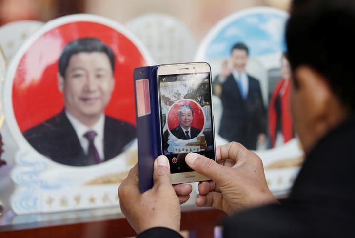 不曉得這位老兄,有沒有下載「報告真棒,為習近平鼓掌」手遊來玩呀? 圖:達志影像/路透社 不曉得這位老兄,有沒有下載「報告真棒,為習近平鼓掌」手遊來玩呀? 圖:達志影像/路透社