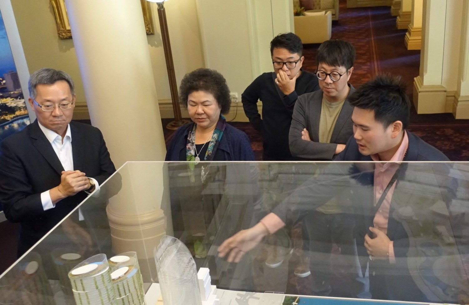 與會人員向陳菊解說推動中的皇后碼頭計畫(Queen’s Wharf Brisbane)。 圖 : 高雄市政府/提供 與會人員向陳菊解說推動中的皇后碼頭計畫(Queen’s Wharf Brisbane)。 圖 : 高雄市政府/提供