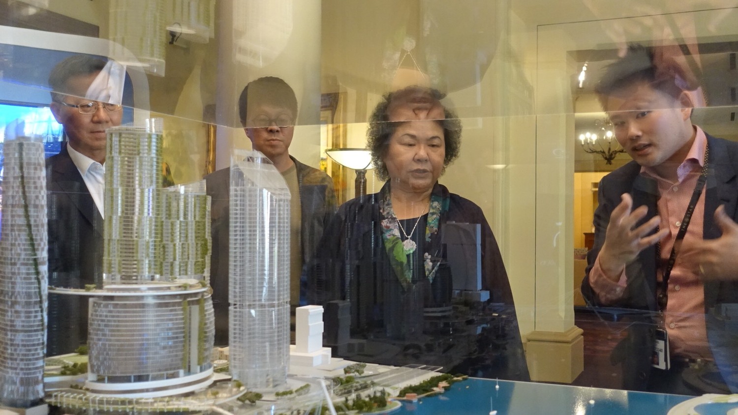 陳菊參觀皇后碼頭計畫願景圖。 圖 : 高雄市政府/提供 陳菊參觀皇后碼頭計畫願景圖。 圖 : 高雄市政府/提供
