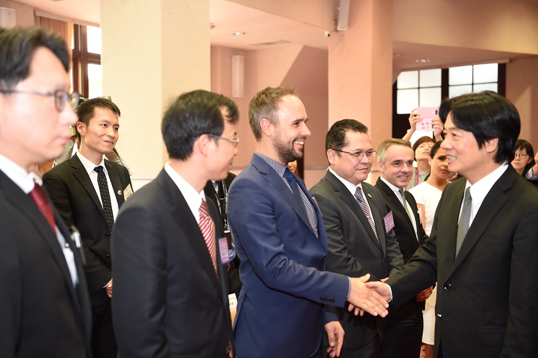 閣揆賴清德今(26)天下午接見金商獎中外得獎企業及相關獎項得獎單位。 圖:行政院/提供 閣揆賴清德今(26)天下午接見金商獎中外得獎企業及相關獎項得獎單位。 圖:行政院/提供