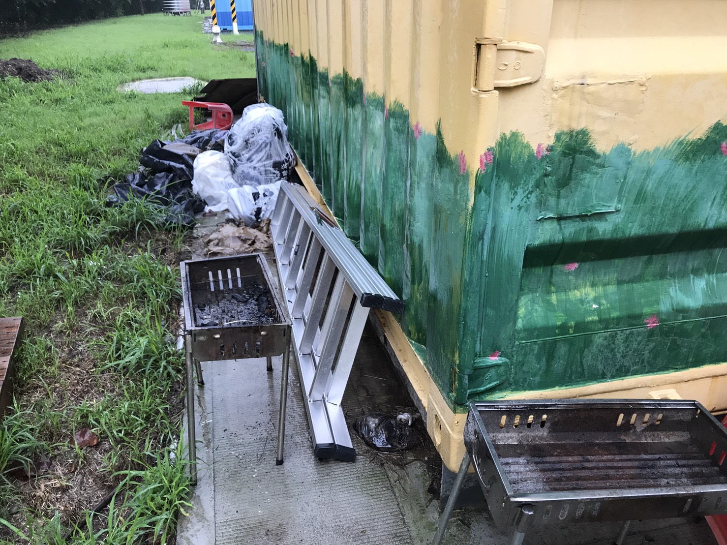 八里文化露營公園中,仍有民眾露營過後未整理的痕跡。 圖:民進黨新北市議會黨團/提供 八里文化露營公園中,仍有民眾露營過後未整理的痕跡。 圖:民進黨新北市議會黨團/提供