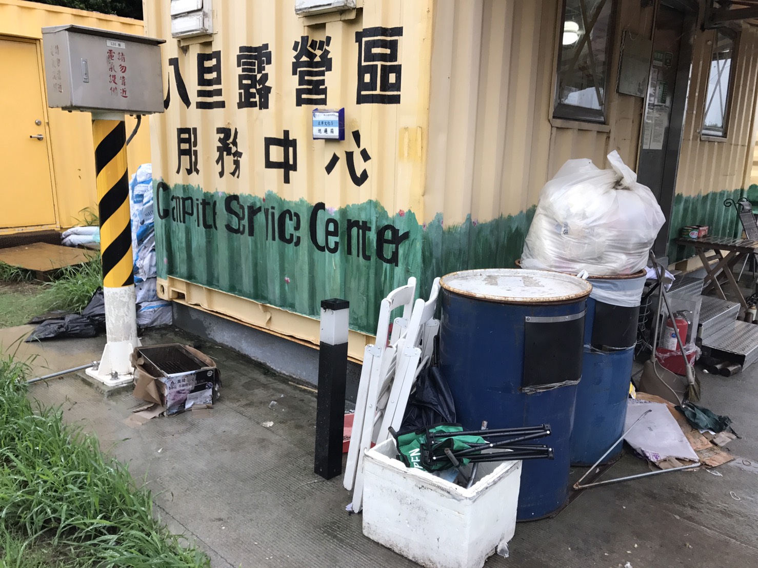 服務中心旁堆滿雜物。 圖:民進黨新北市議會黨團/提供 服務中心旁堆滿雜物。 圖:民進黨新北市議會黨團/提供