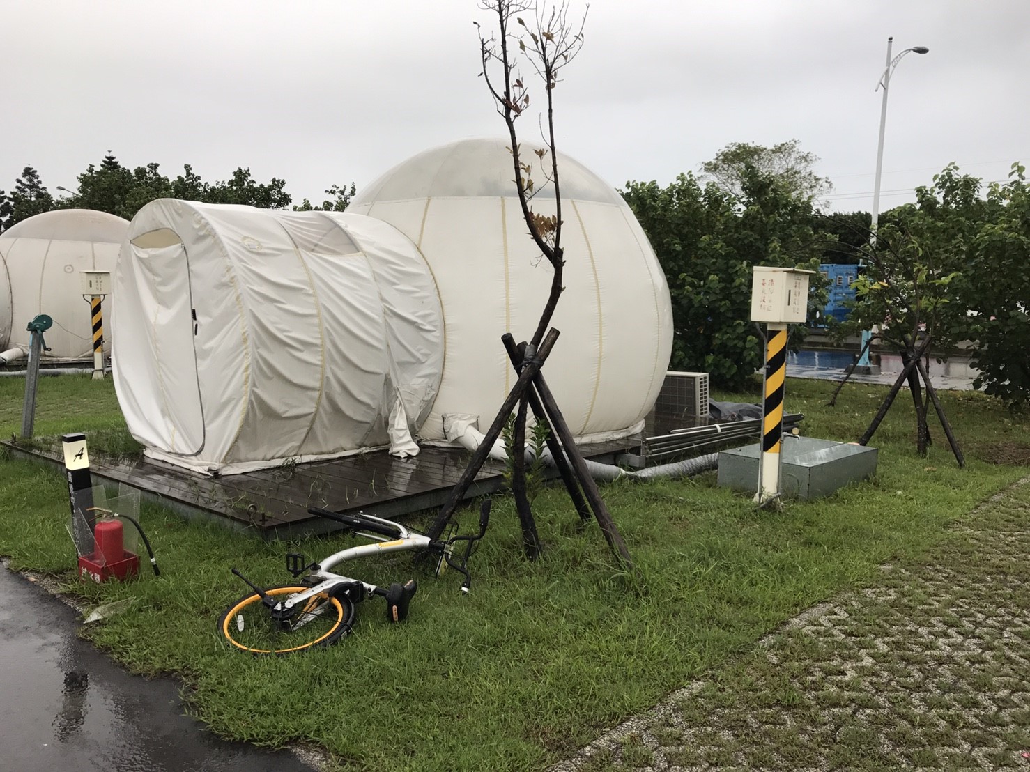 八里泡泡屋被議員直擊床單發霉、屋內凌亂。 圖:民進黨新北市議會黨團/提供 八里泡泡屋被議員直擊床單發霉、屋內凌亂。 圖:民進黨新北市議會黨團/提供