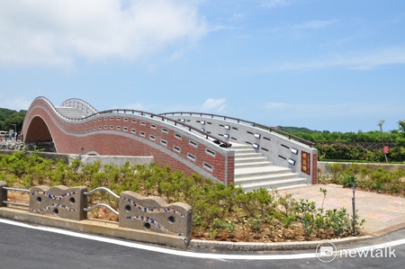 新北市三芝根德拱橋根德拱橋的造型採用江南風味拱橋型式,有傳統園林風格,襯托根德水車園區的宜人景致。 圖:新北市工務局提供 新北市三芝根德拱橋根德拱橋的造型採用江南風味拱橋型式,有傳統園林風格,襯托根德水車園區的宜人景致。 圖:新北市工務局提供