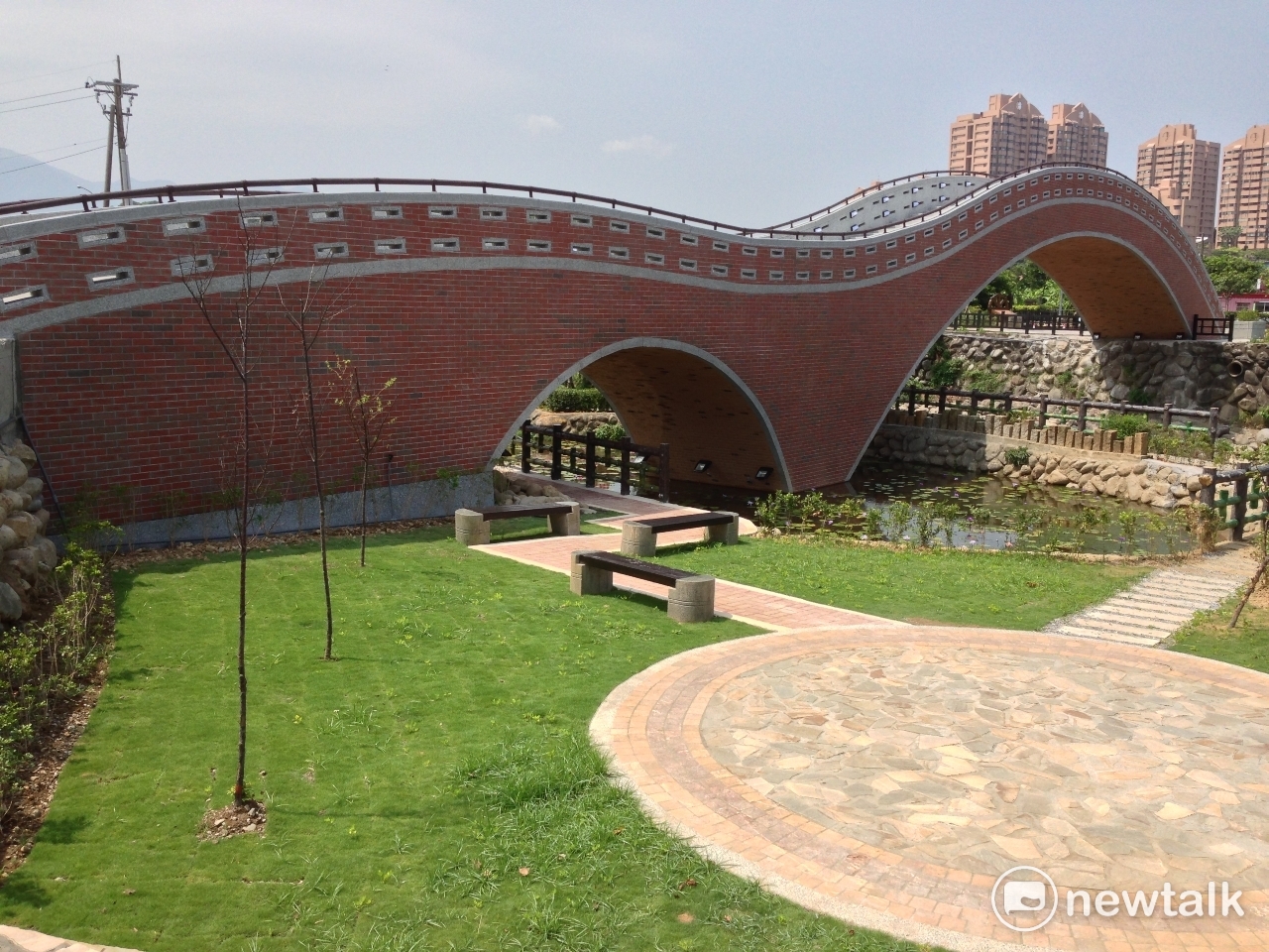 新北市三芝根德拱橋的造型,採用江南風味拱橋型式,在橋體外觀上以陶板磚做裝飾。 圖:新北市工務局提供 新北市三芝根德拱橋的造型,採用江南風味拱橋型式,在橋體外觀上以陶板磚做裝飾。 圖:新北市工務局提供