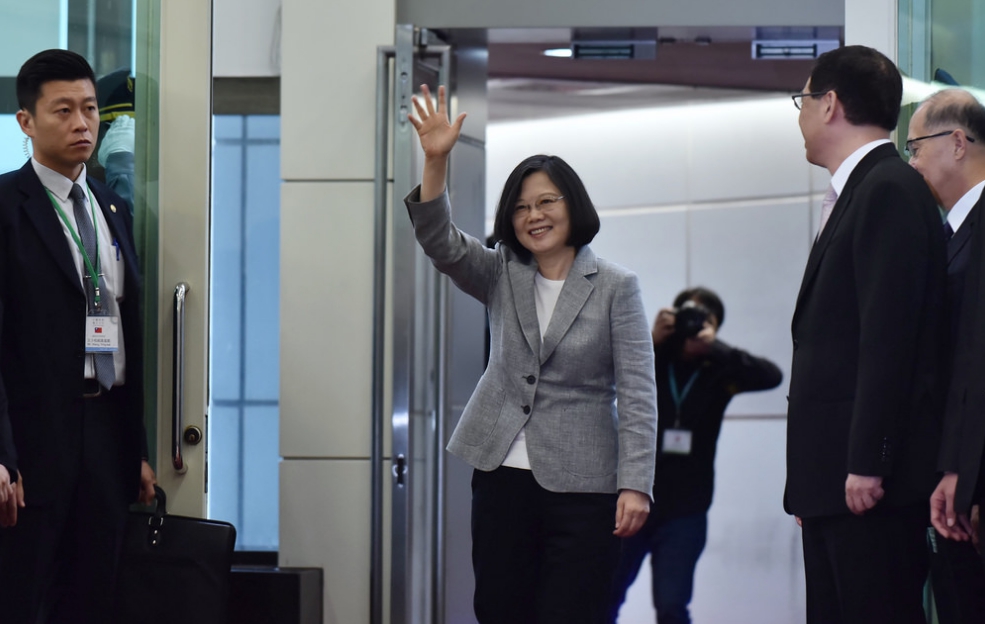 蔡英文出發前在機場發表短暫致詞。 圖:翻攝自總統府官方網站 蔡英文出發前在機場發表短暫致詞。 圖:翻攝自總統府官方網站