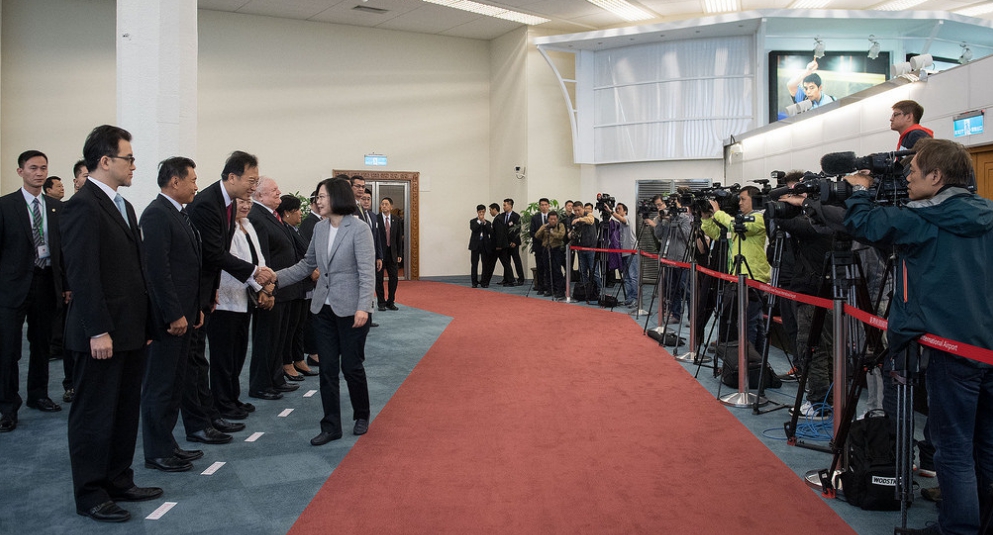 蔡英文向隨行幕僚握手致意。 圖:翻攝自總統府官方網站 蔡英文向隨行幕僚握手致意。 圖:翻攝自總統府官方網站