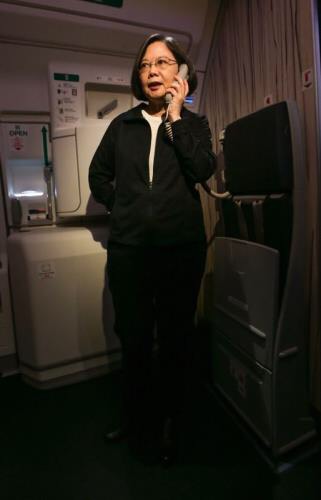 蔡總統在專機上透過廣播發表談話表示,她要感謝外交部、總統府工作同仁和其他參與準備工作單位,這次行程準備工作非常辛苦。外交工作是累積,台灣和太平洋友邦良好互動,是前幾任總統共同努力累積而來。 圖:中央社/提供 蔡總統在專機上透過廣播發表談話表示,她要感謝外交部、總統府工作同仁和其他參與準備工作單位,這次行程準備工作非常辛苦。外交工作是累積,台灣和太平洋友邦良好互動,是前幾任總統共同努力累積而來。 圖:中央社/提供
