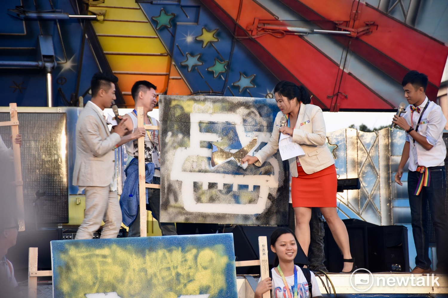 第15屆台灣同志遊行,「噴灑自我」是這次活動的一個環節,在各個路線中皆有設置可以讓參與遊行的人盡情噴灑發洩。 圖:黃堃睿/提供 第15屆台灣同志遊行,「噴灑自我」是這次活動的一個環節,在各個路線中皆有設置可以讓參與遊行的人盡情噴灑發洩。 圖:黃堃睿/提供