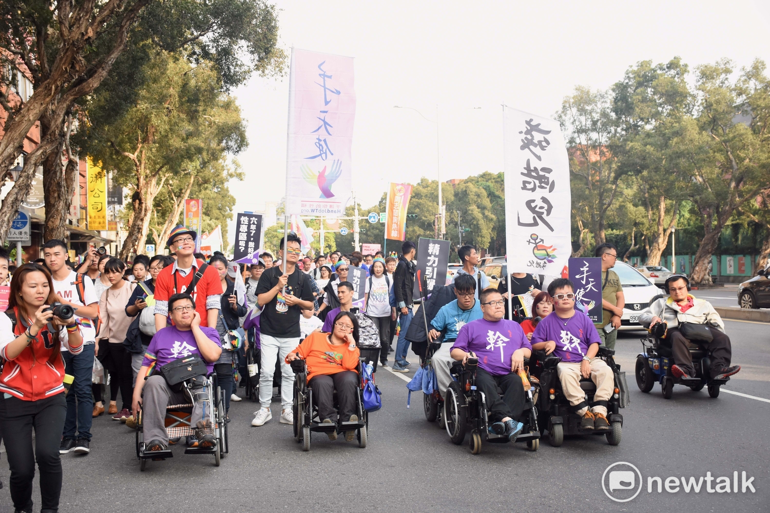 第15屆台灣同志遊行,殘酷兒和手天使兩個團體代表身心障礙同志的團體,今年也有參加遊行。 圖:黃堃睿/提供 第15屆台灣同志遊行,殘酷兒和手天使兩個團體代表身心障礙同志的團體,今年也有參加遊行。 圖:黃堃睿/提供