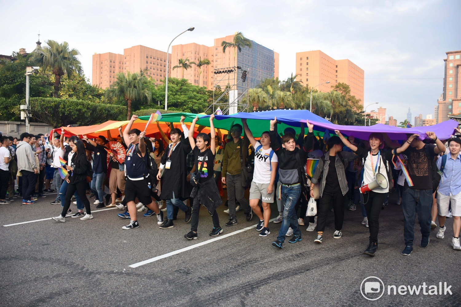 第15屆台灣同志遊行,義工和民眾一起手持巨幅彩虹旗,由舞台前方展開。 圖:黃堃睿/提供 第15屆台灣同志遊行,義工和民眾一起手持巨幅彩虹旗,由舞台前方展開。 圖:黃堃睿/提供