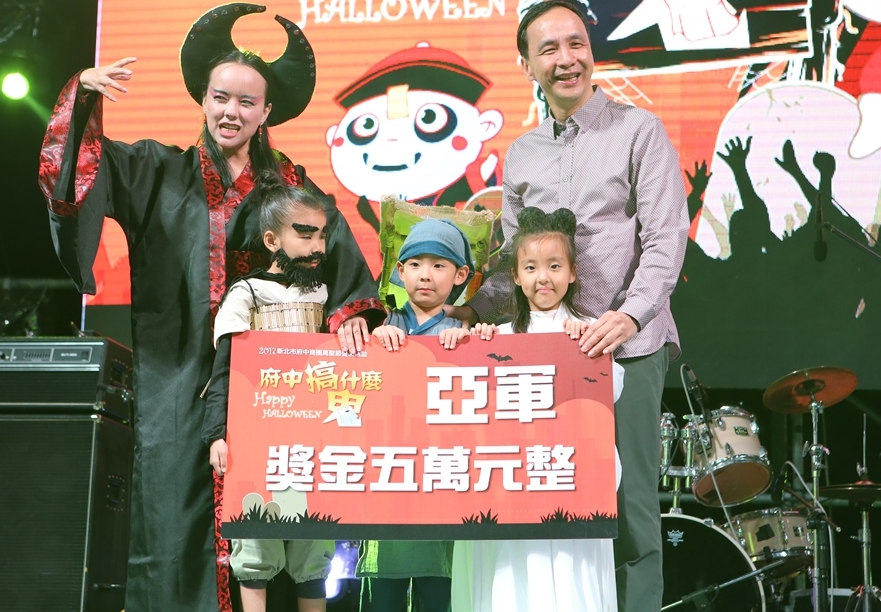 變裝比賽亞軍是來自基隆,扮演成聶小倩與寧采臣等的「倩女幽魂。」 圖:新北市政府/提供 變裝比賽亞軍是來自基隆,扮演成聶小倩與寧采臣等的「倩女幽魂。」 圖:新北市政府/提供
