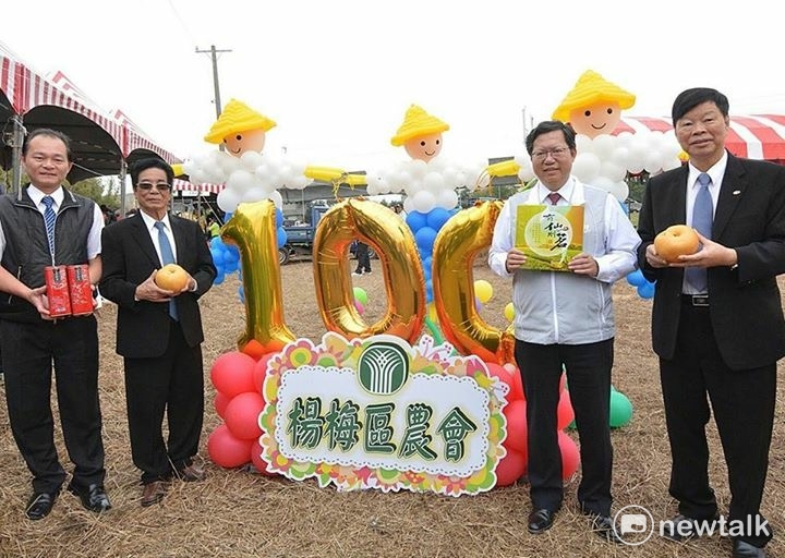 2017桃園花彩節楊梅登場。桃園市長鄭文燦指出,明年市府要在楊梅富岡舉辦地景藝術節,為了讓地景藝術節更成功,要把民生池改造為埤塘公園、興建天幕活動場,並改造富岡車站,設置大型裝置藝術作品。 圖:桃園市農業局提供 2017桃園花彩節楊梅登場。桃園市長鄭文燦指出,明年市府要在楊梅富岡舉辦地景藝術節,為了讓地景藝術節更成功,要把民生池改造為埤塘公園、興建天幕活動場,並改造富岡車站,設置大型裝置藝術作品。 圖:桃園市農業局提供