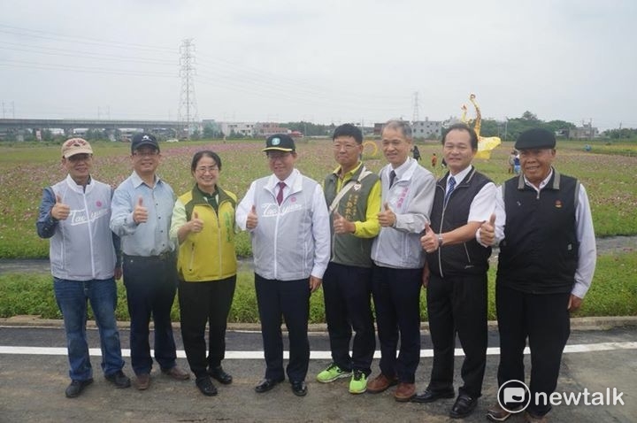 2017桃園花彩節28日楊梅登場。桃園市長鄭文燦(中)民進黨立委陳賴素美、市議員李家興、周玉琴、張火爐、桃園市府副秘書長邱俊銘、農業局長郭承泉、楊梅區長姚敦明均出席楊梅場區的開幕典禮。 圖:桃園市農業局提供 2017桃園花彩節28日楊梅登場。桃園市長鄭文燦(中)民進黨立委陳賴素美、市議員李家興、周玉琴、張火爐、桃園市府副秘書長邱俊銘、農業局長郭承泉、楊梅區長姚敦明均出席楊梅場區的開幕典禮。 圖:桃園市農業局提供