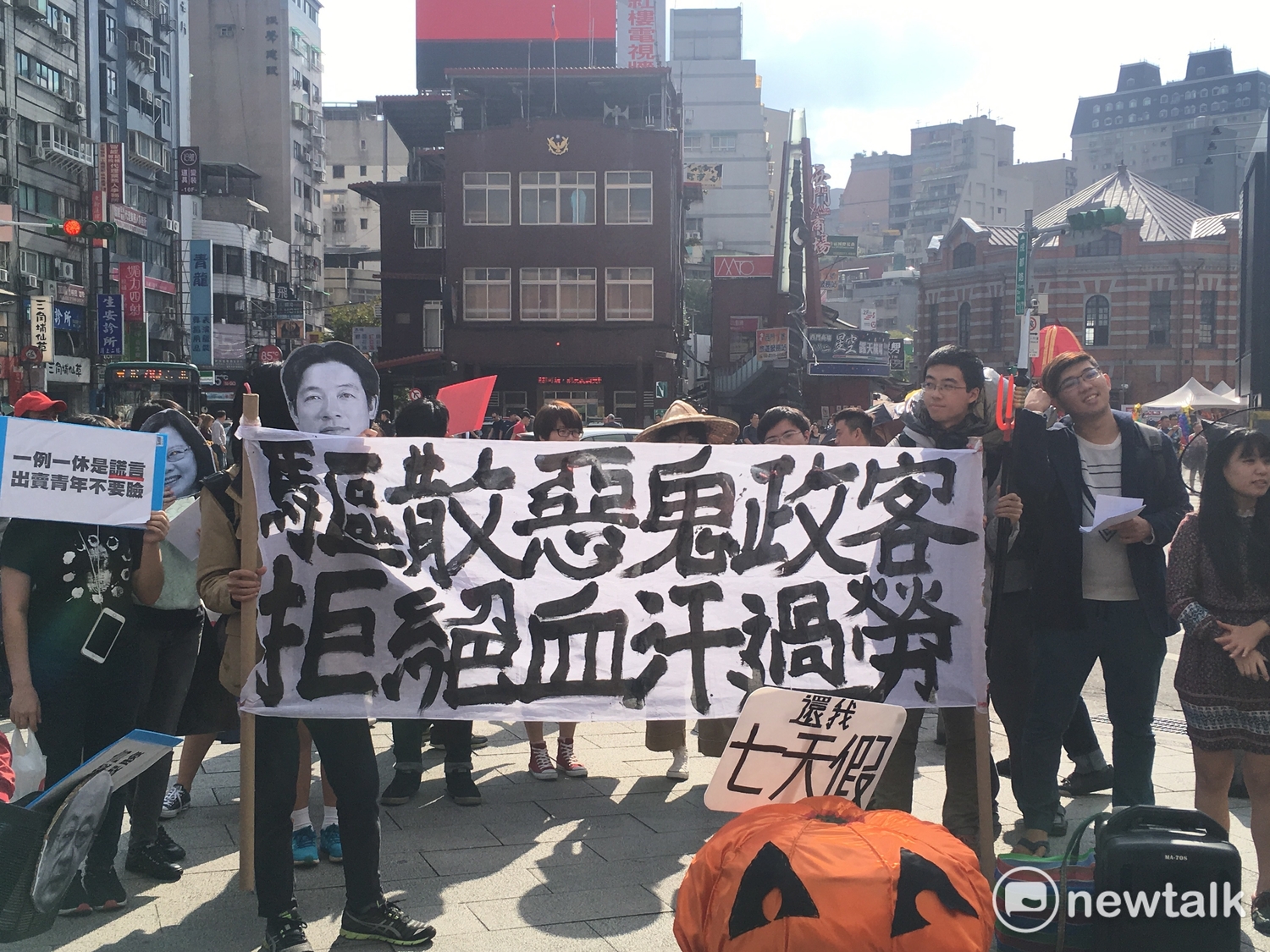 各學生社團也在警方導護之下,從總統府遊行至西門町。 圖:黃韋銓/攝 各學生社團也在警方導護之下,從總統府遊行至西門町。 圖:黃韋銓/攝
