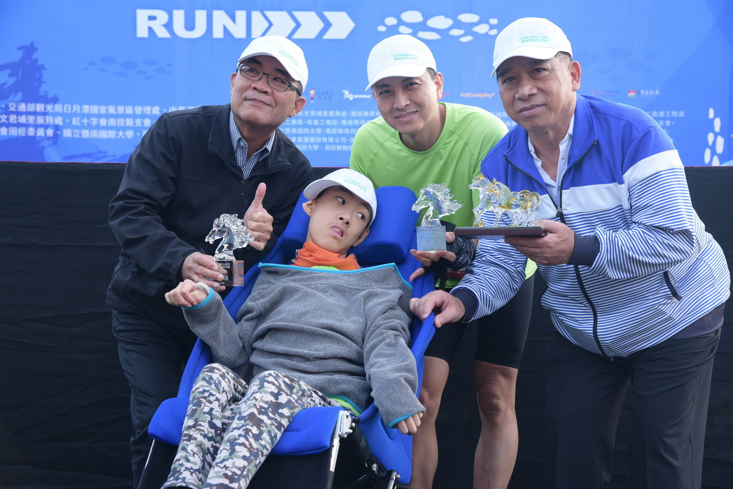 「鋼鐵老爸」蔡瑞卿與兒子參與第5屆日月潭環湖馬拉松。 圖:南投縣政府/提供 「鋼鐵老爸」蔡瑞卿與兒子參與第5屆日月潭環湖馬拉松。 圖:南投縣政府/提供