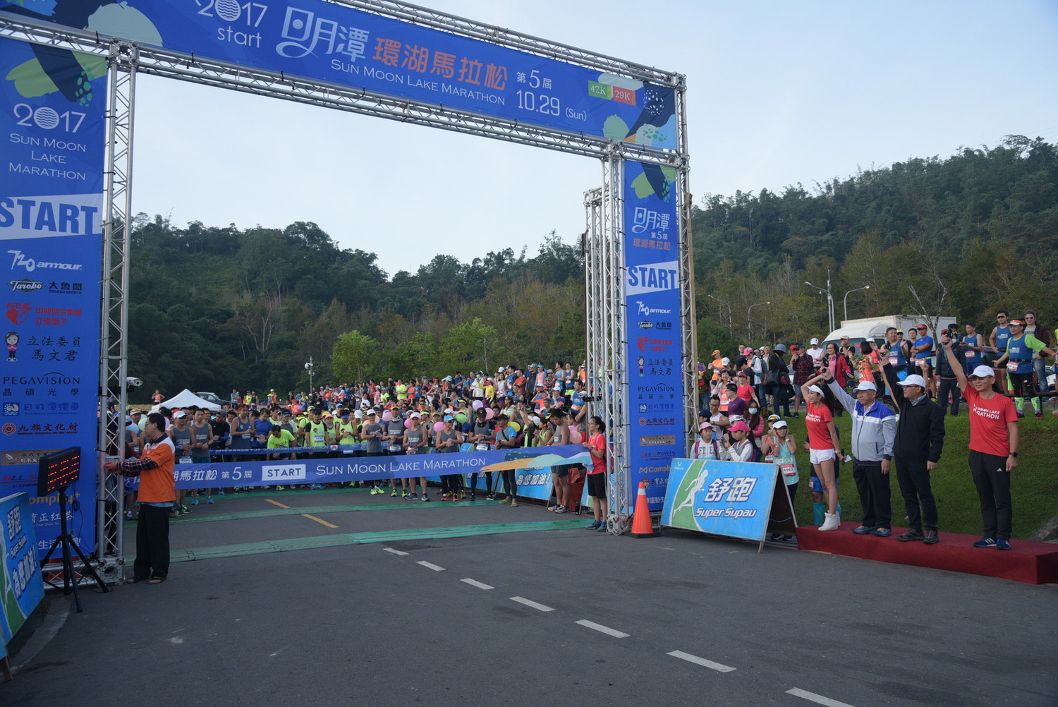今年進入第五屆的2017日月潭環湖馬拉松,今(29)日一早在日月潭向山遊客中心展開。 圖:南投縣政府/提供 今年進入第五屆的2017日月潭環湖馬拉松,今(29)日一早在日月潭向山遊客中心展開。 圖:南投縣政府/提供
