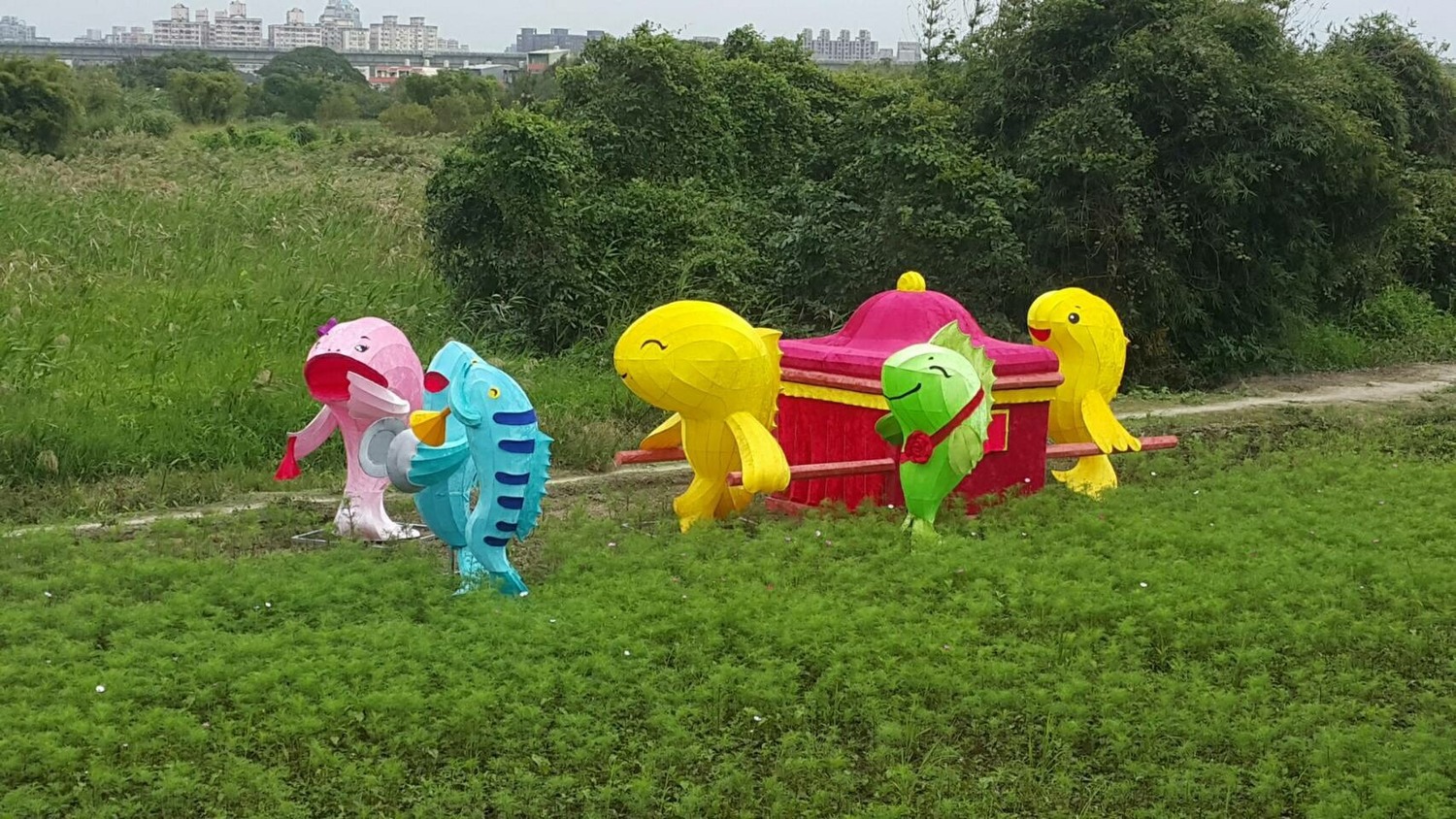 桃園花彩節除了楊梅漸層花海之外,平鎮花區接力登場,現場有超Q的裝置藝術,讓你的打卡充滿喜感!桃園花彩節上週六在楊梅登場,這週六平鎮、蘆竹、中壢及圓光寺花區也陸續出爐!平鎮花區結合地景特色 ,還有裝置藝術與水塘相伴充滿喜感,想打卡?快來桃園小旅行! 桃園花彩節除了楊梅漸層花海之外,平鎮花區接力登場,現場有超Q的裝置藝術,讓你的打卡充滿喜感!桃園花彩節上週六在楊梅登場,這週六平鎮、蘆竹、中壢及圓光寺花區也陸續出爐!平鎮花區結合地景特色 ,還有裝置藝術與水塘相伴充滿喜感,想打卡?快來桃園小旅行!