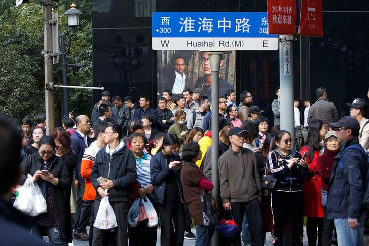 中共一大會址紀念館附近封路,路口擠滿大批民眾。 圖:達志影像/路透社 中共一大會址紀念館附近封路,路口擠滿大批民眾。 圖:達志影像/路透社