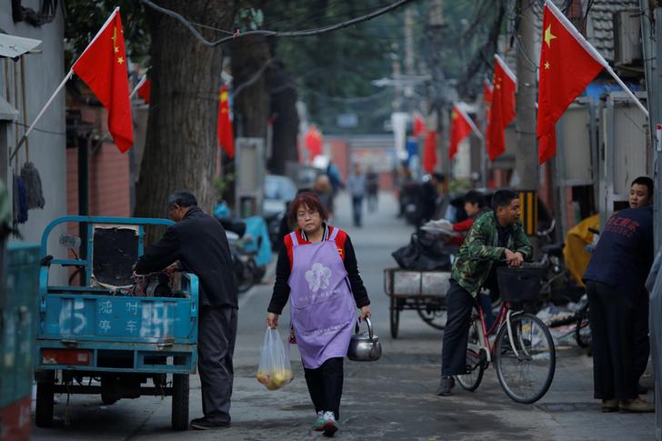 國際吹起抗中集結號,本應積極拉攏盟友的習近平卻已600天沒出國,是很不尋常的訊號。圖為中共十九大召開前後,北京胡同掛著的中國國旗。 圖:達志影像/路透社(資料照片) 國際吹起抗中集結號,本應積極拉攏盟友的習近平卻已600天沒出國,是很不尋常的訊號。圖為中共十九大召開前後,北京胡同掛著的中國國旗。 圖:達志影像/路透社(資料照片)