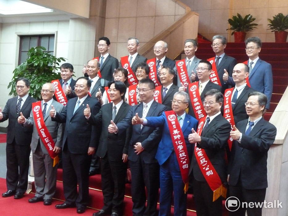 行政院長賴清德和第26屆國家磐石獎暨第19屆海外台商磐石獎得獎企業得主合影。 圖:謝莉慧/攝 行政院長賴清德和第26屆國家磐石獎暨第19屆海外台商磐石獎得獎企業得主合影。 圖:謝莉慧/攝