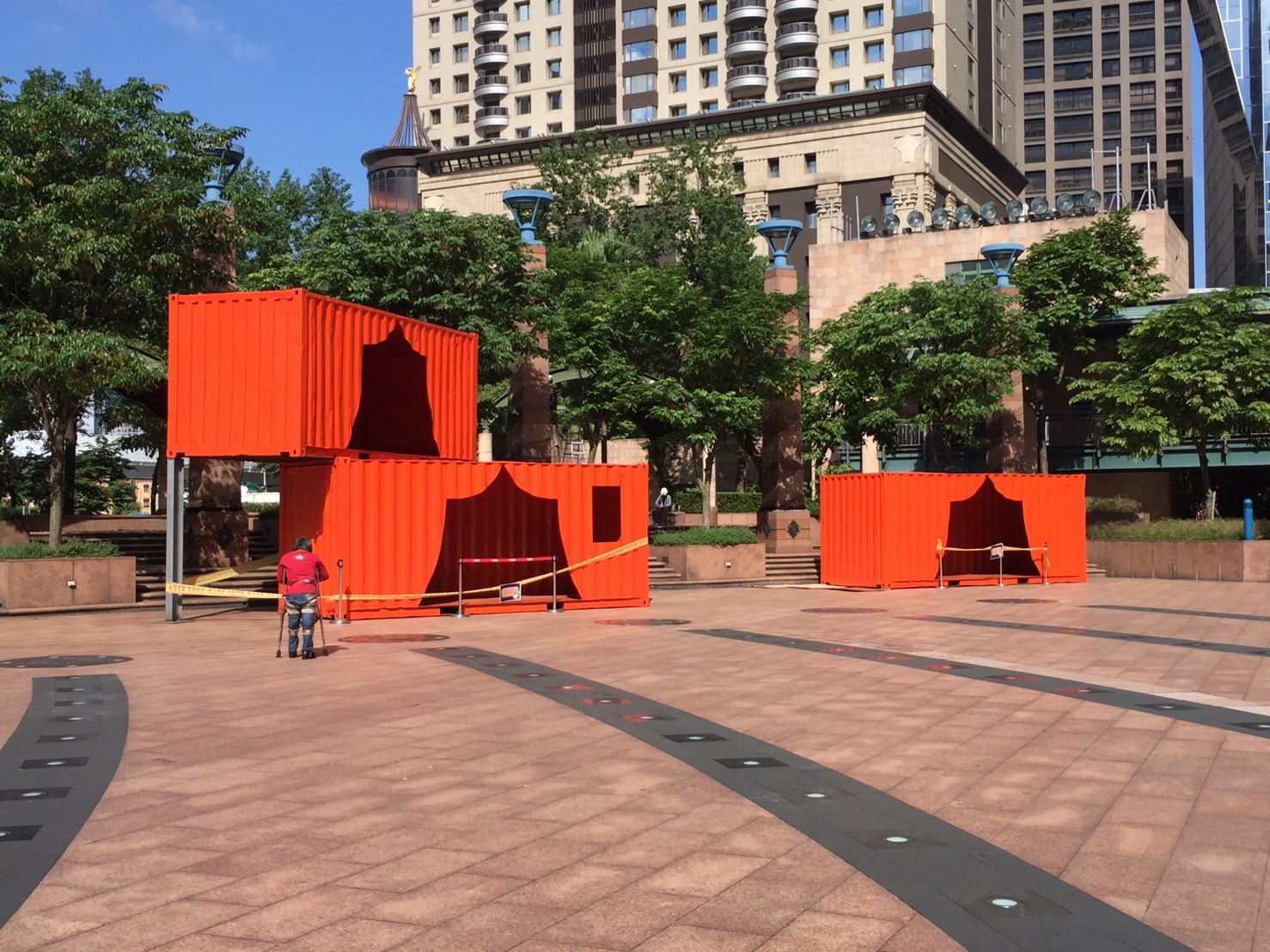 目前馬戲團貨櫃市集除形已經進駐市民廣場,倒數著新北歡樂耶誕城的到來。 圖:丘秝榕/攝 目前馬戲團貨櫃市集除形已經進駐市民廣場,倒數著新北歡樂耶誕城的到來。 圖:丘秝榕/攝