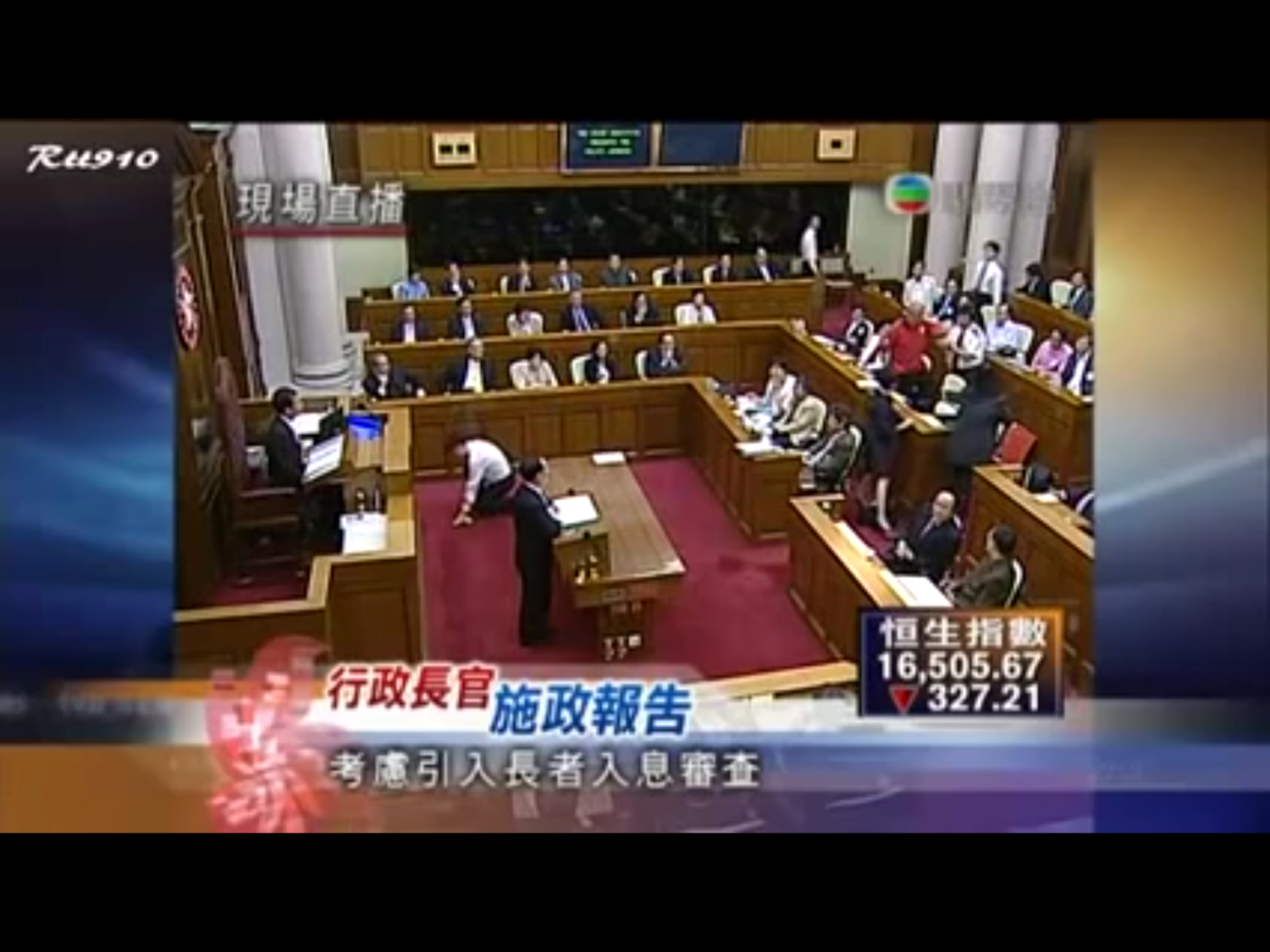 2014年,前香港立法會議員黃毓民在前特首梁振英出席立法會會議期間,把一隻玻璃杯擲向梁振英,事後被控襲擊罪罪名成立,被判關兩星期,他現正等候上訴。 2014年,前香港立法會議員黃毓民在前特首梁振英出席立法會會議期間,把一隻玻璃杯擲向梁振英,事後被控襲擊罪罪名成立,被判關兩星期,他現正等候上訴。