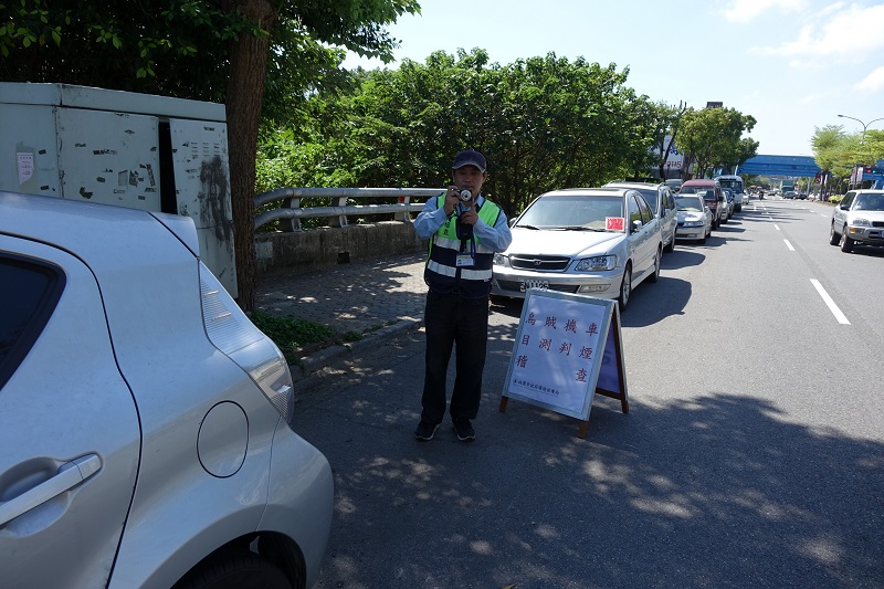 桃園市環保局2017年11月起參與北部四市聯手加強取締高污染車輛,包括一、二期柴油車及二行程機車等,以降低烏賊車對空氣的影響。而環保署於12月12日也表示,為落實空污治理,積極推動修正「空氣污染防制法」,增列嚴管10年以上車輛排氣標準,違規者處1,500元至6萬元罰款,藉此督促車主落實車輛應有之維護保養,或盡早汰除高污染車輛。 桃園市環保局2017年11月起參與北部四市聯手加強取締高污染車輛,包括一、二期柴油車及二行程機車等,以降低烏賊車對空氣的影響。而環保署於12月12日也表示,為落實空污治理,積極推動修正「空氣污染防制法」,增列嚴管10年以上車輛排氣標準,違規者處1,500元至6萬元罰款,藉此督促車主落實車輛應有之維護保養,或盡早汰除高污染車輛。