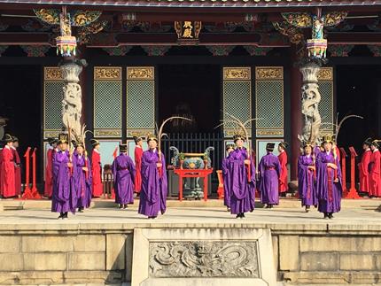 台北孔廟雅樂舞志工於大成殿前展演。 圖:台北孔廟/提供 台北孔廟雅樂舞志工於大成殿前展演。 圖:台北孔廟/提供