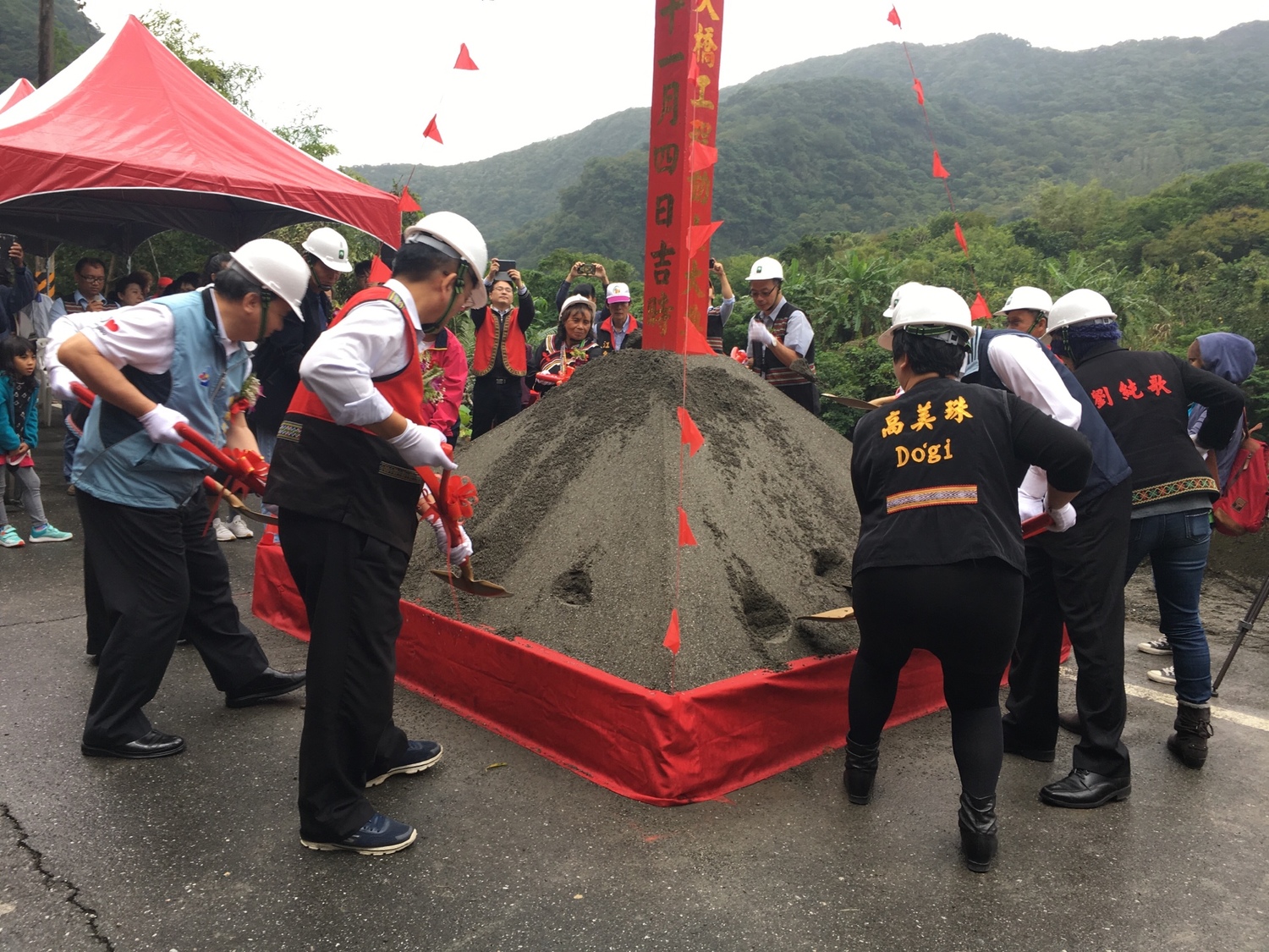 為改善原鄉地區的交通阻礙,以及保障部落生活品質,原住民委員會補助臺東縣政府辦理「南北溪大橋改善工程」,今(4)日舉辦動土祈福典禮。 圖:原民會/提供 為改善原鄉地區的交通阻礙,以及保障部落生活品質,原住民委員會補助臺東縣政府辦理「南北溪大橋改善工程」,今(4)日舉辦動土祈福典禮。 圖:原民會/提供