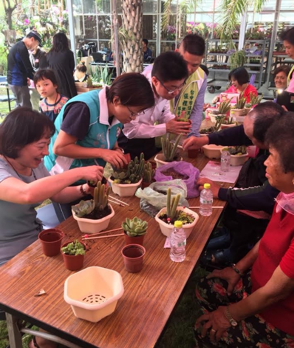 台灣城鄉培力發展協會今(4)日於潭子區潭子觀光蘭園舉辦「DIY花園~療癒系植栽銀髮藝起來」長輩體驗多肉園藝活動。 圖:台中市政府/提供 台灣城鄉培力發展協會今(4)日於潭子區潭子觀光蘭園舉辦「DIY花園~療癒系植栽銀髮藝起來」長輩體驗多肉園藝活動。 圖:台中市政府/提供