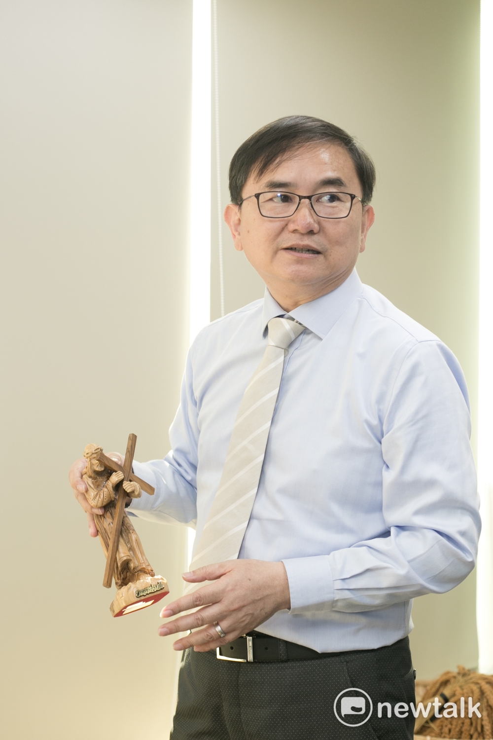 有意參選台東縣長的民進黨立委劉櫂豪手上拿著同黨籍立委陳明文蹭送的十字架木雕。 圖:李佳純/攝 有意參選台東縣長的民進黨立委劉櫂豪手上拿著同黨籍立委陳明文蹭送的十字架木雕。 圖:李佳純/攝